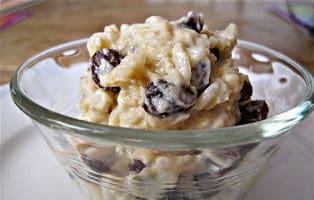 Creamy rice pudding with raisins and cinnamon, perfect for a comforting dessert or snack.