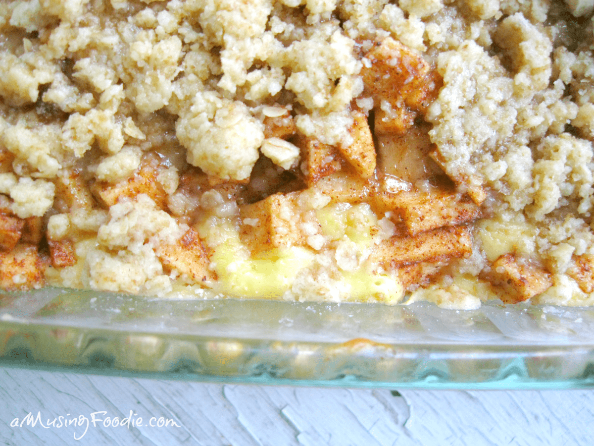 Delicious golden apple crisp topped with a crunchy oat crumble, perfect for cozy gatherings.