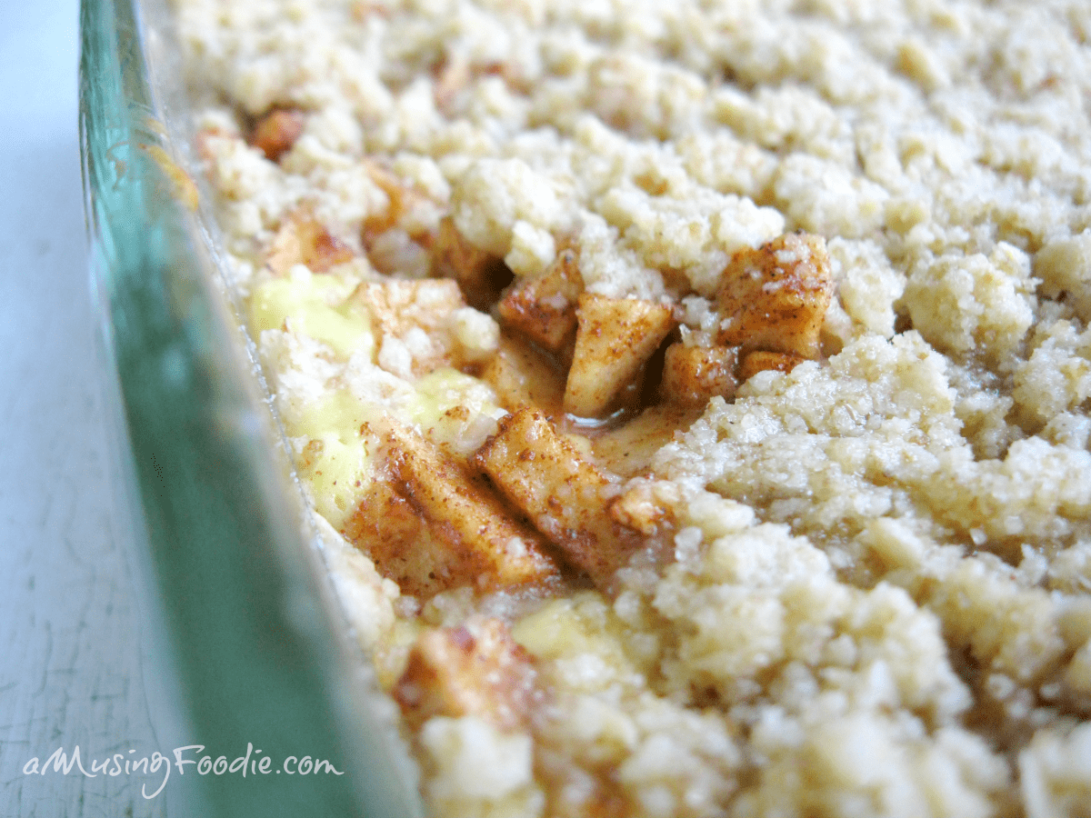 Delicious apple crumble with cinnamon topping, featuring baked apples and a crunchy, golden crust.
