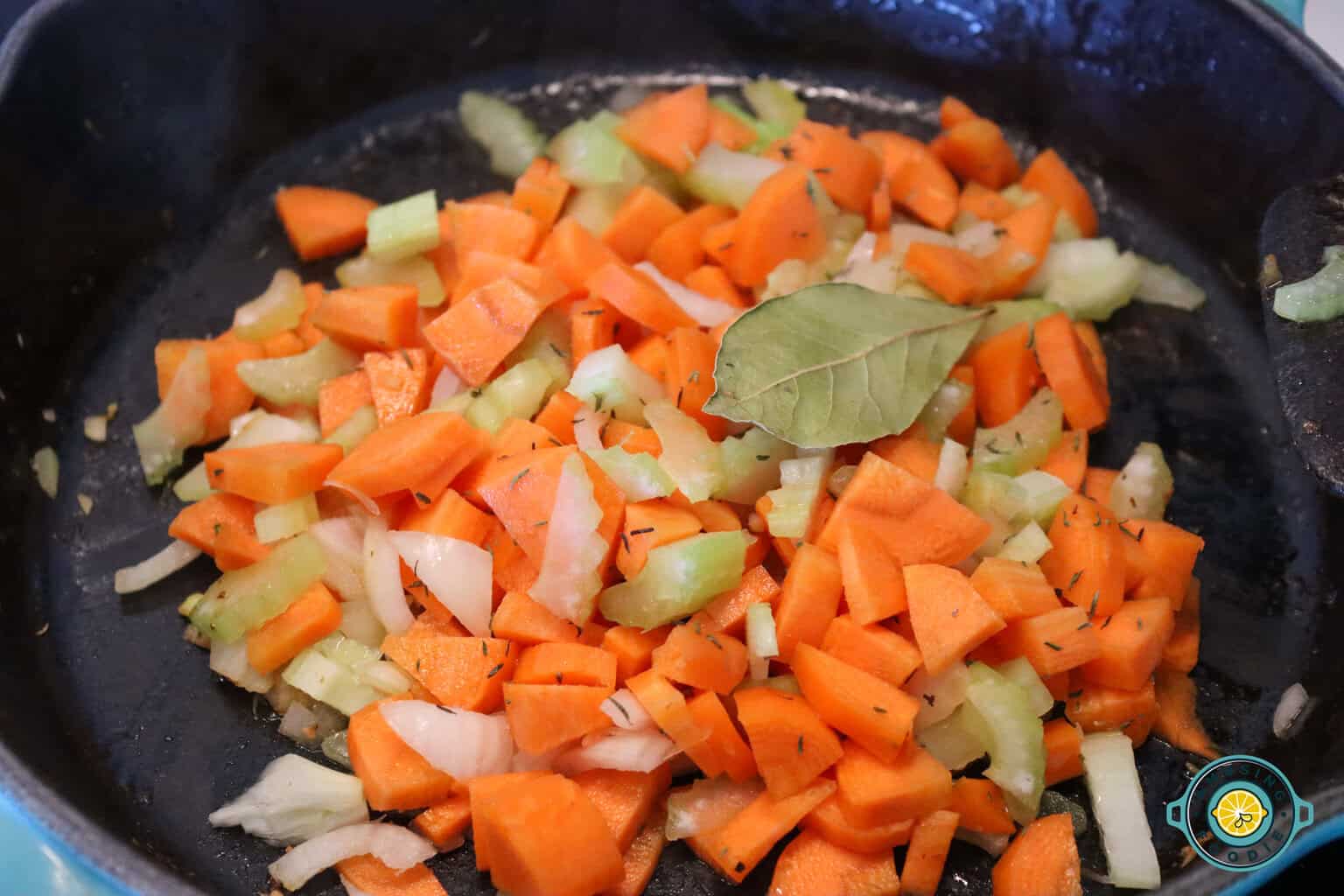 Carrots, Onion, Bay leaves Mixed
